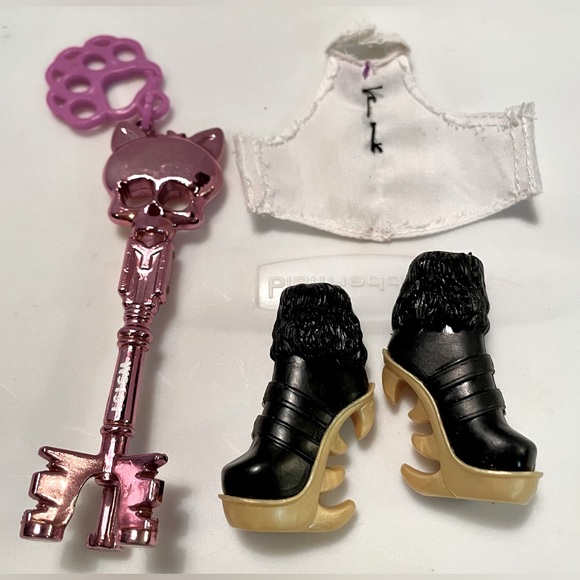 Monster High Clawdeen Sweet 1600 Key, Shoes and White Shirt - Picture 4 of 5